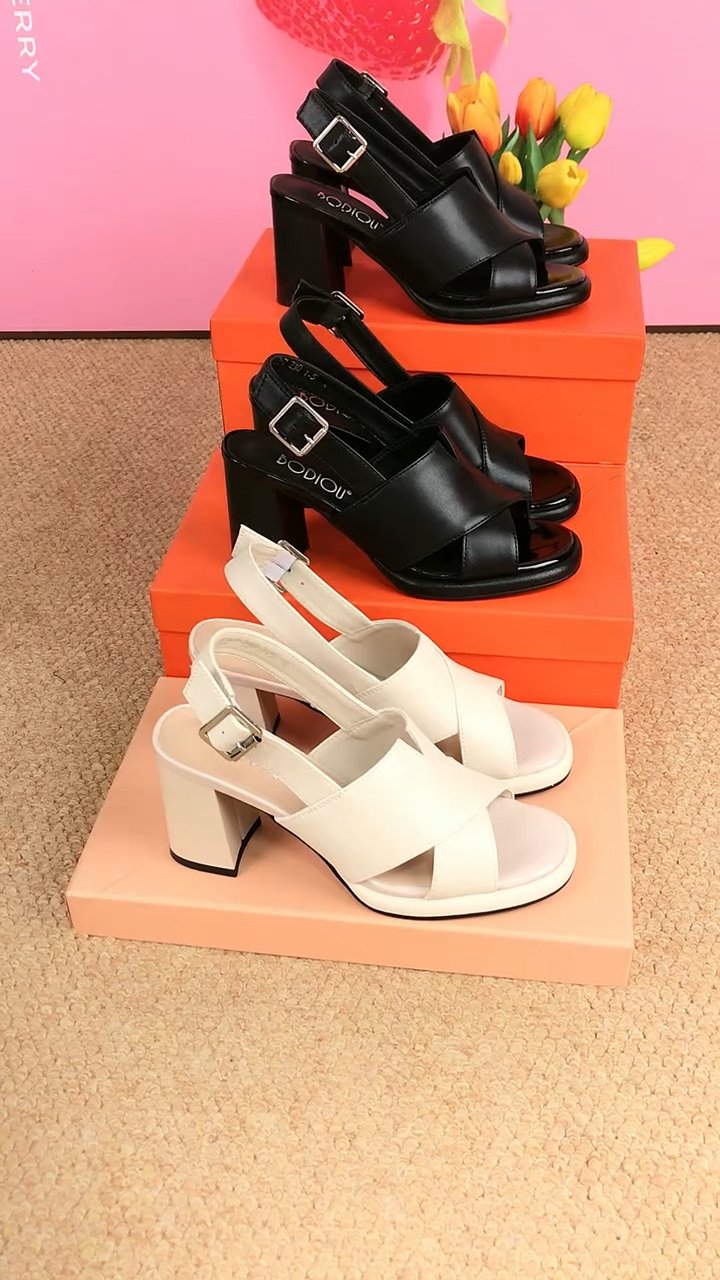 Soft-soled chunky-heeled leather sandals